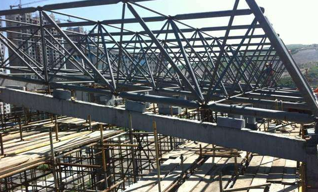 尚志简述网架公司的黑色压型钢板的吊装步履